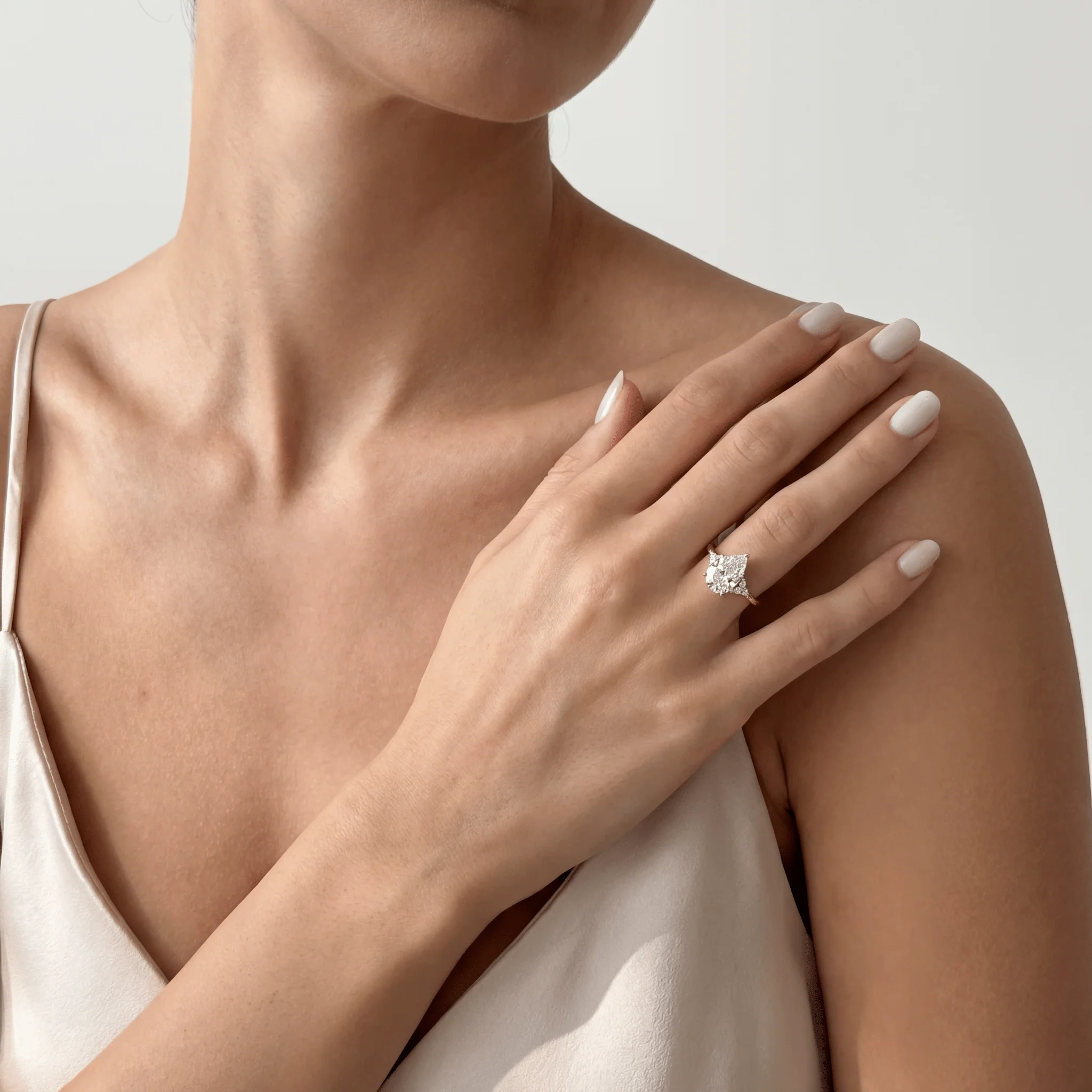 Juliette丨2CT Pear Cut Lab Grown Diamond Cluster Ring with Round Accents in 14K Gold/Platinum - Image 2